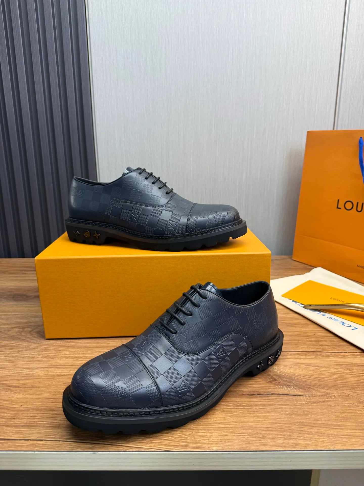 Men's shoes 💰900💰 LV. Men's casual lace-up leather shoes, the latest hot style 🔥 1:1 original purchase quality, top quality goods ⬆️The upper is imported open-edge beaded cowhide, cowhide, and cow suede. The hand-made three-dimensional stitching highlights the round toe design. The inner foot pads are all imported cowhide, with the original wear-resistant foam outsole, matching code 39-44, (38, 45 custom-made, non-refundable)